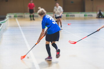 femme jouant au floorball