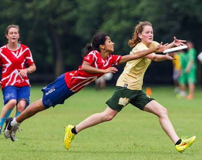 femmes jouant à de l'ultimate