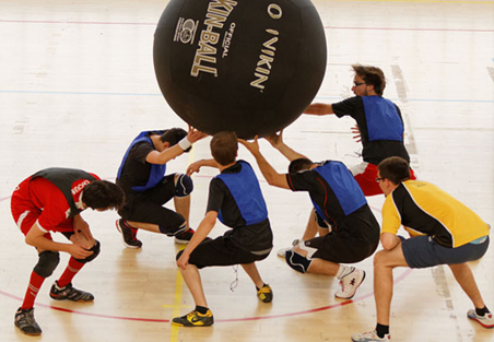 personnes jouant au kinball