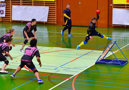 garçons jouant au tchoukball